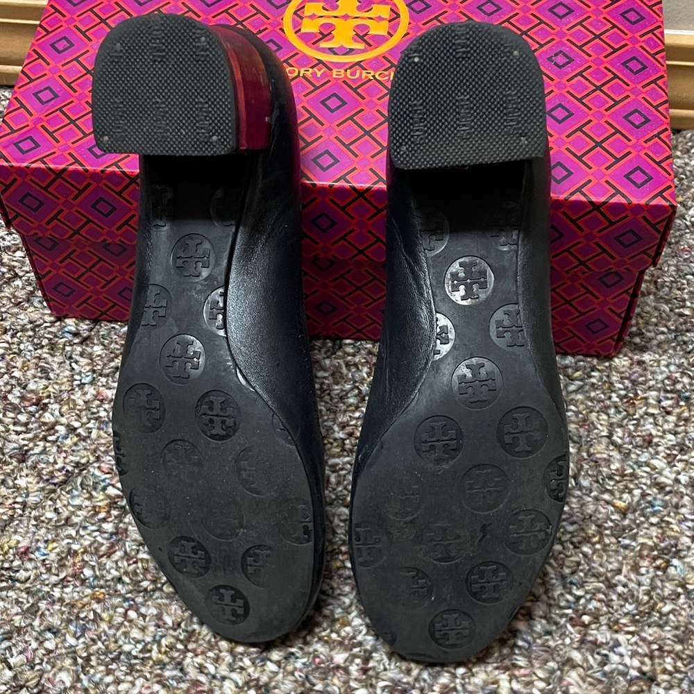 Tory Burch Black Leather Pumps with Gold Logo Medallion - Picture 4 of 8